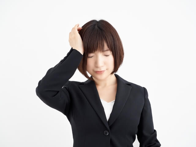 片頭痛に悩む女性