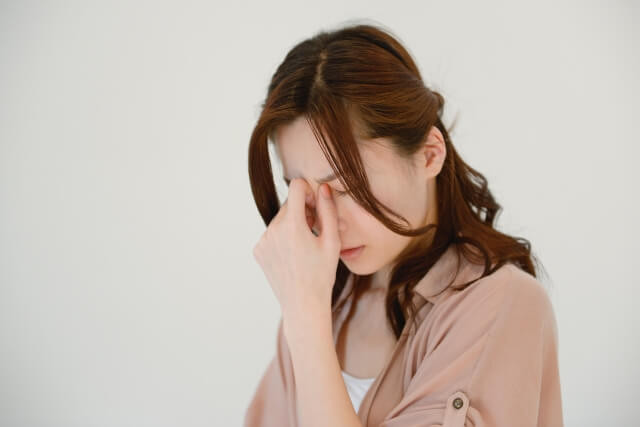 めまいを起こした女性