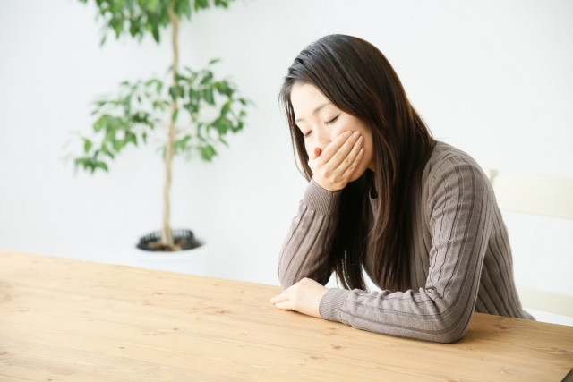 吐き気を催す女性