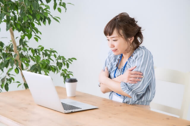 冷えを感じる女性