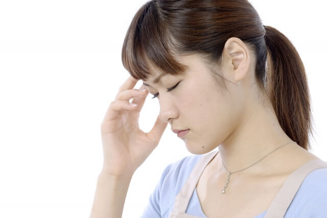 耳の診察を受ける女性