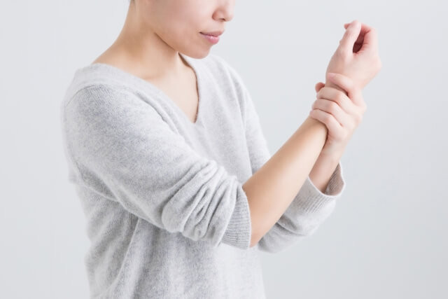 腕が痛い女性