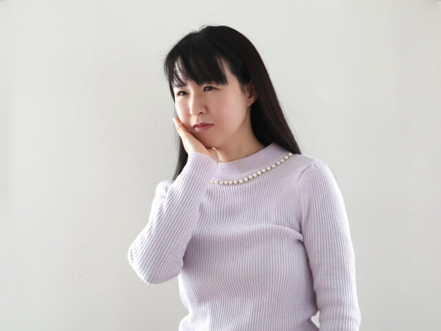 慢性疼痛で助けを求める女性