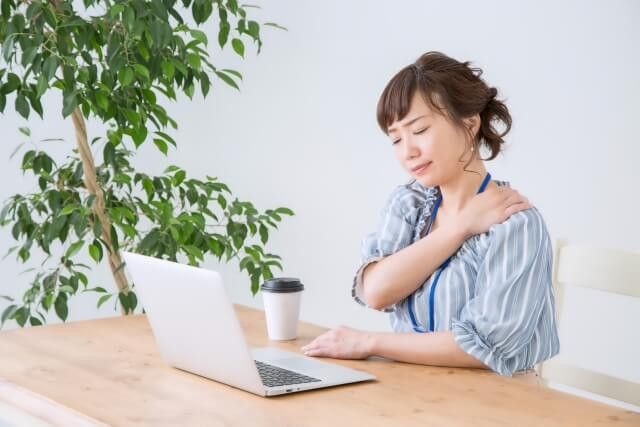 肩の痛みえを感じる女性