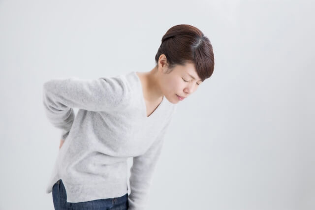 ぎっくり腰を起こした女性