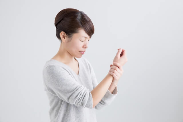 手首に痛みのある女性