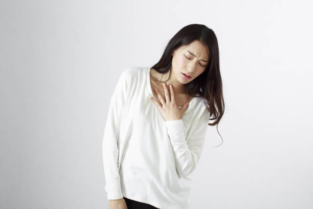 胸の痛みを感じる女性
