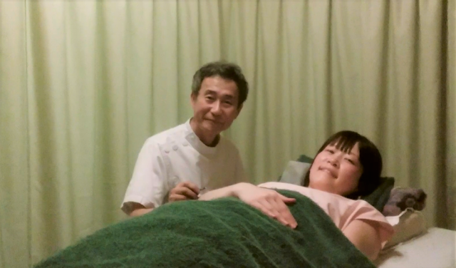 肘のツボにお灸施術をしている所です