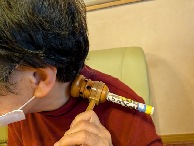 器具を使った棒灸で首を温めている所